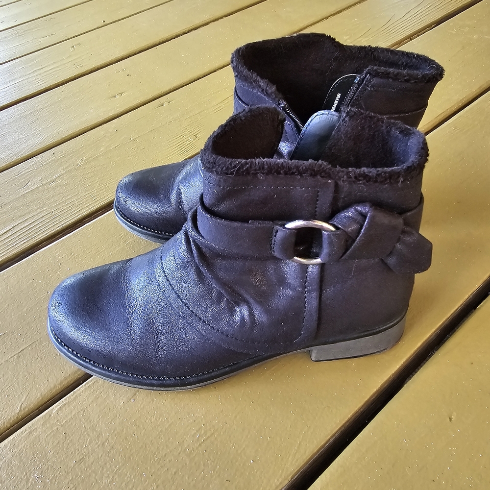 Baretraps Low Ankle Bootie Shiny Black Size 6.5M
